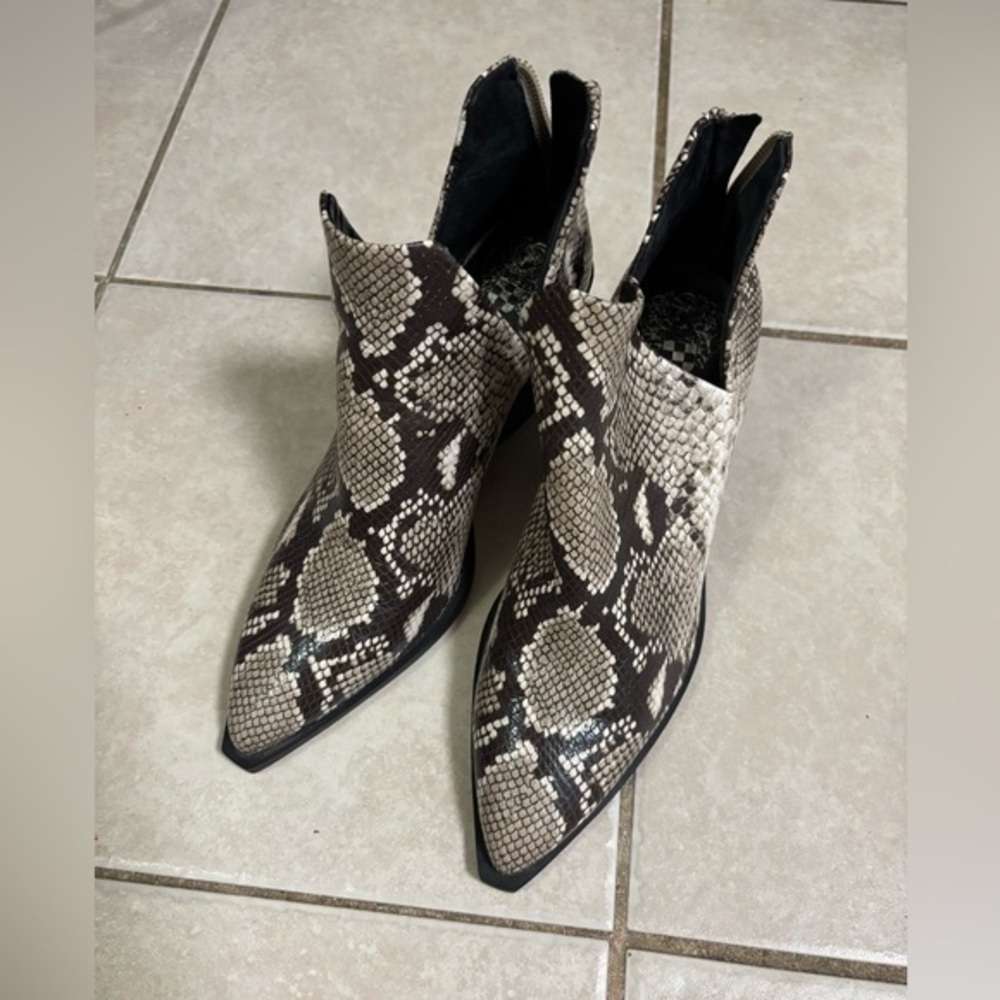 Vince Camuto Bibestie Bootie Snake size 8.5